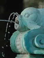 011_15033_brunnenfigur_wasserstrahl.webp