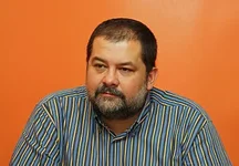 330px-Sergey_Lukyanenko_MOW_03-2011.webp 330px-Sergey_Lukyanenko_MOW_03-2011.webp