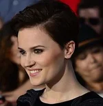 220px-Veronica_Roth_March_18,_2014_(cropped).webp 220px-Veronica_Roth_March_18,_2014_(cropped).webp
