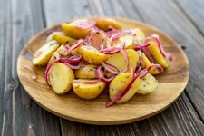 Warmer-Kartoffelsalat-italienische-Art--1024x683.webp