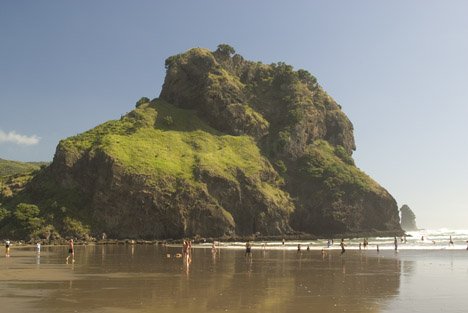 lion-rock-piha-beach_3355.jpg