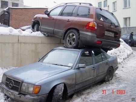 auto-parkt-auf-auto-ein.jpg